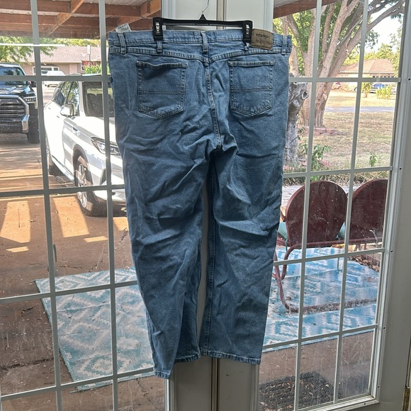 Men’s Jeans. Wrangler. 46x32. Relaxed Fit. - Picture 2 of 3